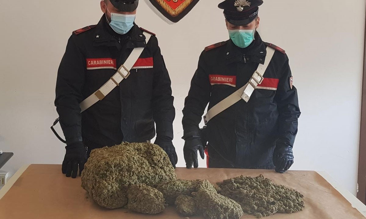 I Carabinieri con la droga sequestrata