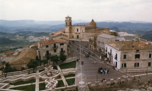 Piazza della chiesa di Santa Severina
