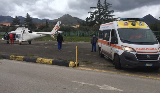 Morano Calabro, auto si ribalta: 91enne trasferito in elisoccorso all'ospedale