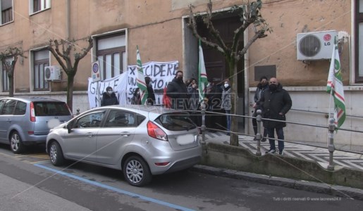 Il presidio di protesta dei lavoratori Adiss a Cosenza