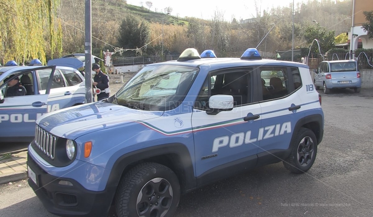 Posto di blocco della polizia all’ingresso del villaggio rom di Cosenza