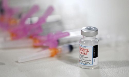 Vaccini anti-Covid, Moderna efficace al 100% su adolescenti con 2 dosi: lo studio