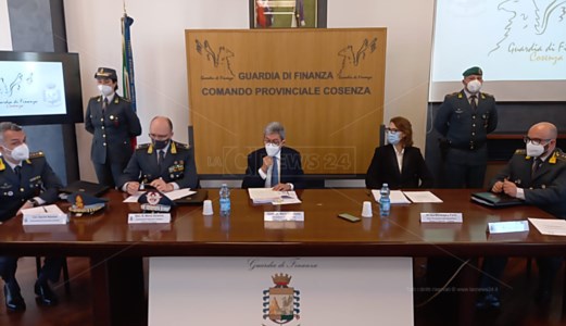 Asp Cosenza, bilanci falsi per ripulirli dai debiti: dirigenti indagati e allontanati dalla Calabria