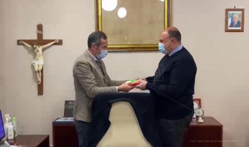 Covid, il sindaco di Locri torna in municipio dopo 40 giorni di malattia: «È un nuovo inizio»