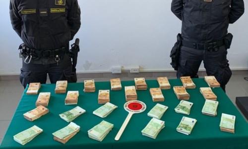 I soldi scovati dalla guardia di finanza