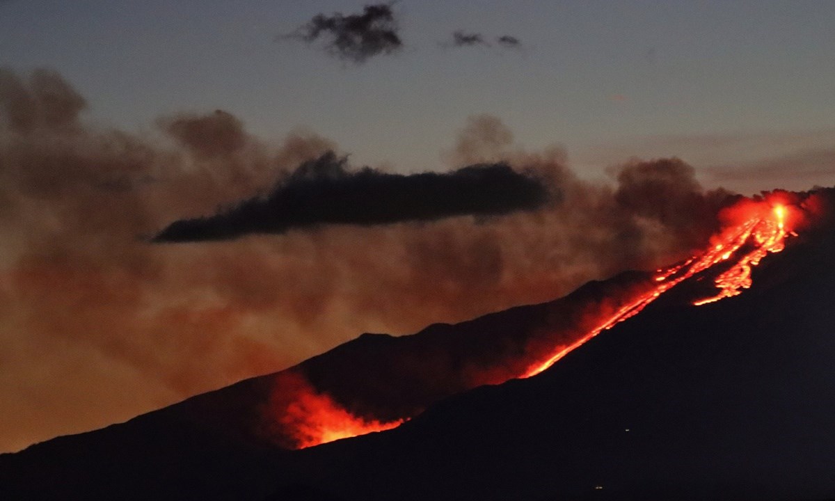 L’Etna in eruzione (Foto di Giuseppe Asciutto)