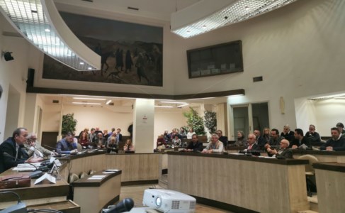 Uno degli incontri del comitato tenuto a Crotone (sala consiliare)