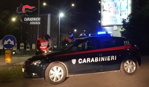 Ubriaco disturba turisti e aggredisce i carabinieri, 32enne arrestato nel Cosentino
