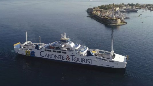 Incidente a bordo di un traghetto nello stretto di Messina, muore marinaio