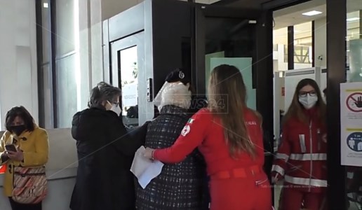 «A 91 anni 4 ore su un muretto ad attendere il vaccino»: parla chi era in coda a Reggio