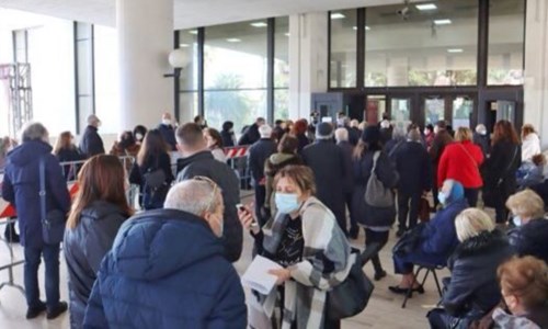 Gli anziani in fila Reggio Calabria per il vaccino