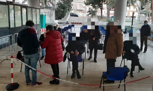 Caos vaccini a Reggio Calabria, l’Asp: «Molti anziani non avevano la prenotazione»