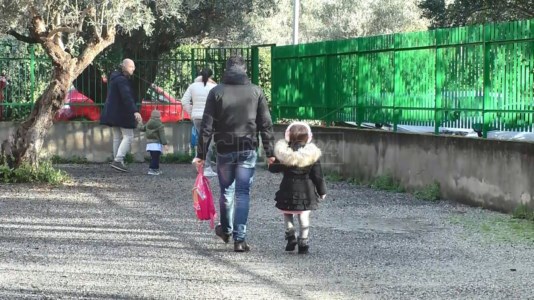 ScuolaTra bandi deserti e ritardi: a Crotone è ancora caos per mensa, assistenza ai bimbi con difficoltà e trasporto