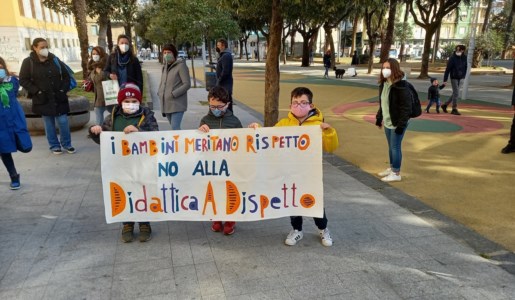 Sit-in di protesta delle famiglie a Cosenza