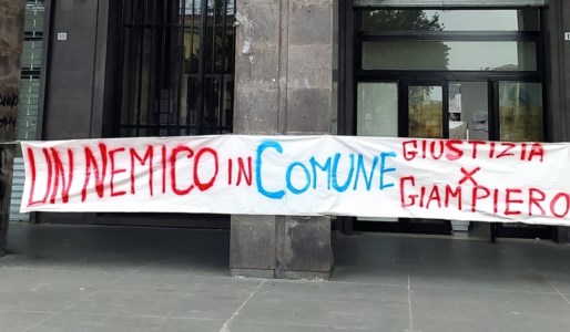 Il manifesto affisso a Palazzo dei Bruzi