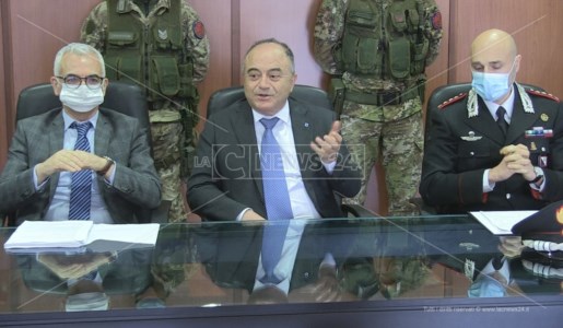 Il procuratore Gratteri in conferenza stampa insieme all’aggiunto Capomolla ed al colonnello Sutera