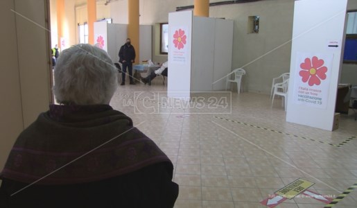 In Calabria il piano vaccini non decolla, migliaia di over 80 aspettano ancora la prima dose 
