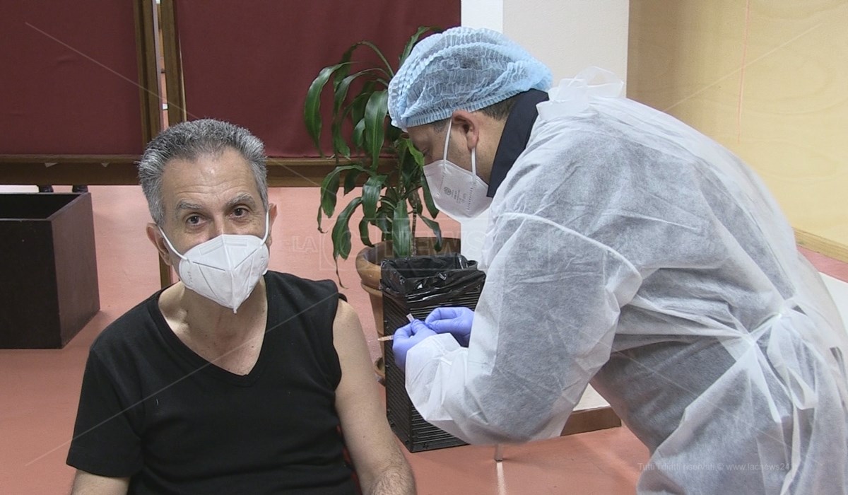 Il Magnifico Rettore Nicola Leone riceve la prima dose del vaccino Astrazeneca