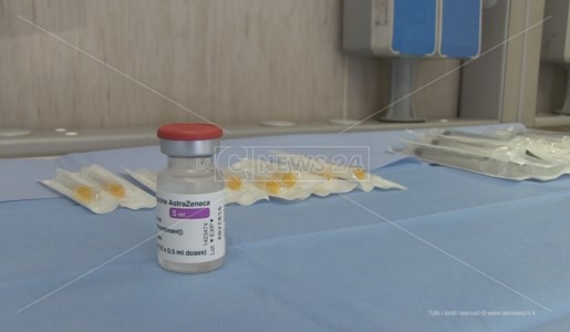 Caos vaccini, i sindacati dei medici di famiglia: «AstraZeneca va vietato per tutti, basta azzardi»