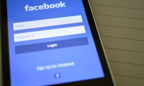 “Single” su Facebook, il tribunale gli addebitò la separazione. Gli avvocati: «Aveva tradito il coniuge»