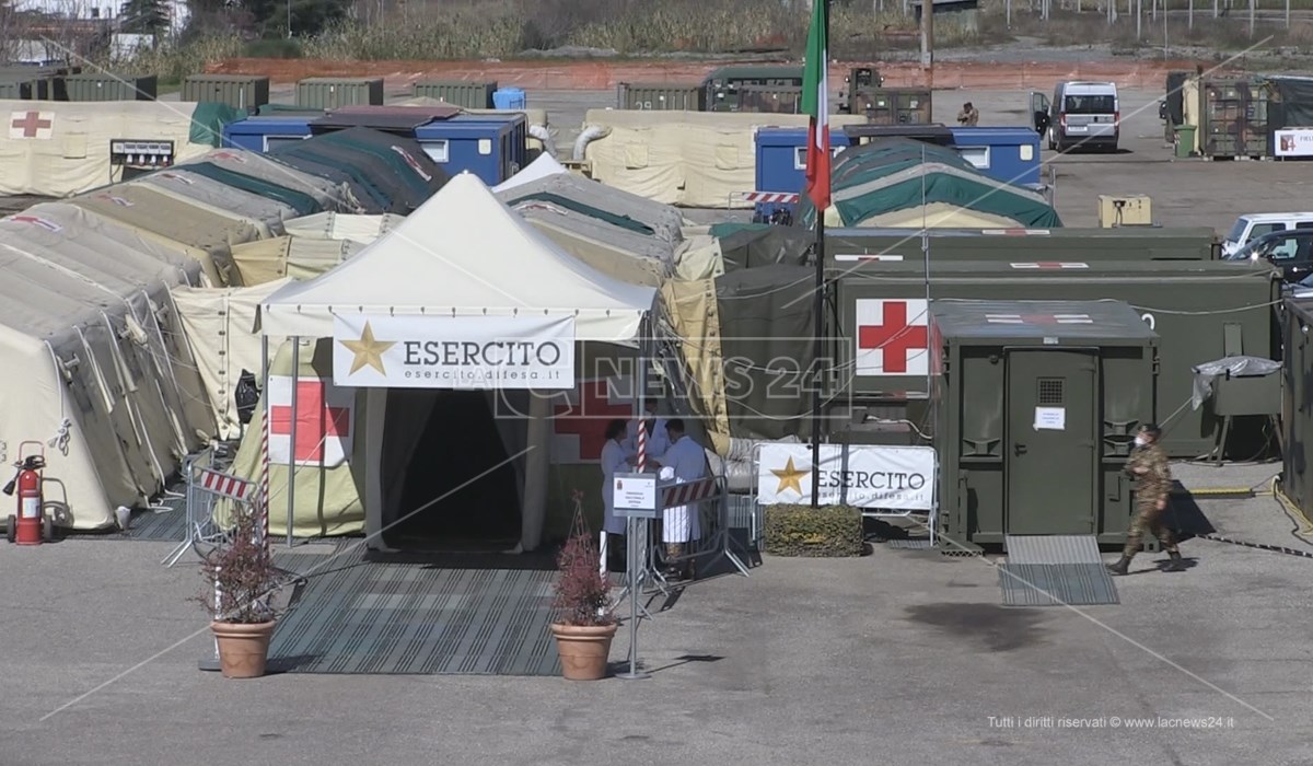 Il centro vaccini allestito a Cosenza dall’esercito