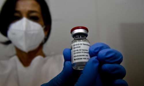 Calabria ingolfata da 50mila dosi di vaccino AstraZeneca, poche di Pfizer e Moderna: richiami a rischio