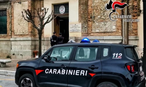 Picchia un uomo, lo sperona con l’auto e lo insegue in caserma: 40enne arrestato nel Reggino