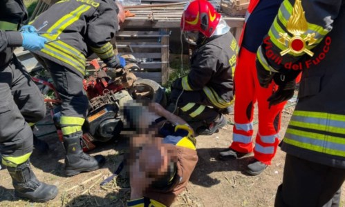 Isola Capo Rizzuto, 39enne rimane incastrato con le gambe in un motocoltivatore: video