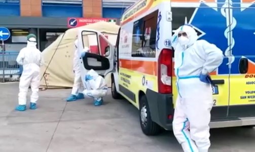 Emergenza Covid, nell’ospedale di Cosenza non c’è più posto: ambulanze in fila da ore - Video