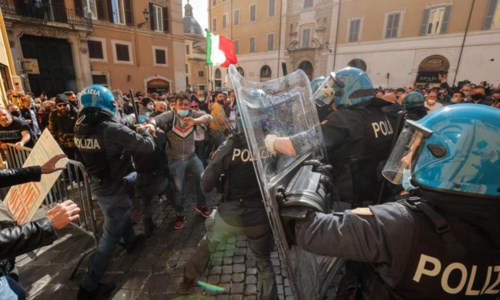 Gli scontri tra manifestanti e agenti - foto ansa