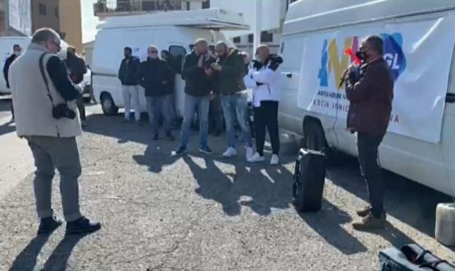 Scoppia la protesta degli ambulanti a Corigliano Rossano: «Solo briciole dal Governo»