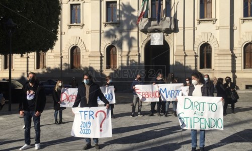 Reggio, assistenti educativi in piazza: «Da mesi senza stipendio: nessuno ci ascolta»