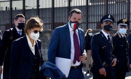 Matteo Salvini all’ingresso in aula (foto ansa)