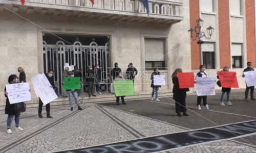 La rabbia dei commercianti in piazza a Crotone: «Apriamo e non chiudiamo più»