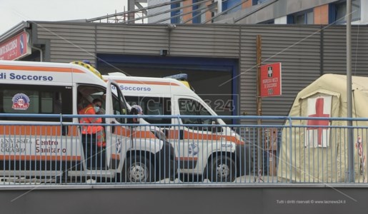 Ambulanze in coda al pronto soccorso di Cosenza