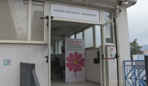 Il centro vaccinale allestito all’ospedale dell’Annunziata