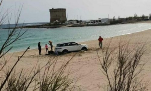 Famiglia calabrese scorrazza con il Suv su una spiaggia del Salento: 2.700 euro di multa