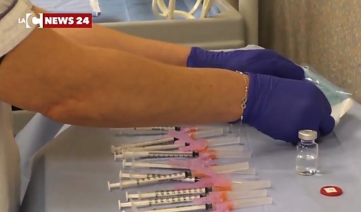 Il monitoraggioCovid, in Calabria la percentuale di vaccinati con terza dose supera quella nazionale: i dati di Gimbe