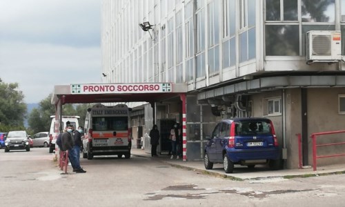 Ospedale in affannoPolistena, c’è un solo medico al pronto soccorso: il commissario Asp mette il camice e fa i turni