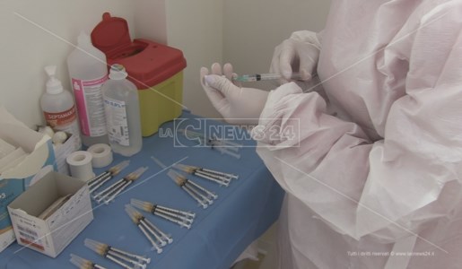 Reggio: «Mio padre vaccinato con AstraZeneca ma sul referto per il richiamo risulta Moderna»