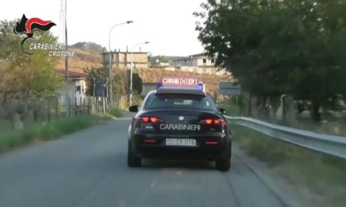 Droga e pistola in casa, i carabinieri arrestano due fratelli nel crotonese
