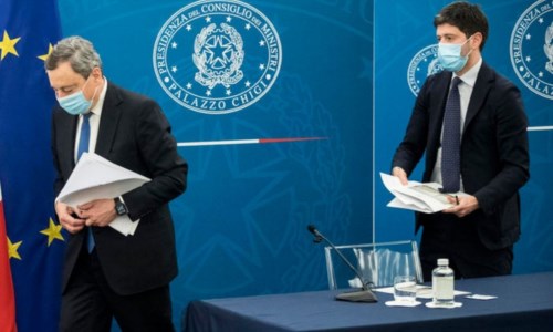 Il presidente del consiglio Mario Draghi e il ministro alla Salute Roberto Speranza al termine della conferenza stampa