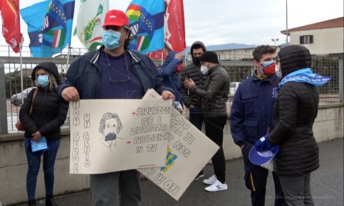 Lavoratori Eurospin in protesta a Lamezia: «Costretti anche a fare le pulizie»