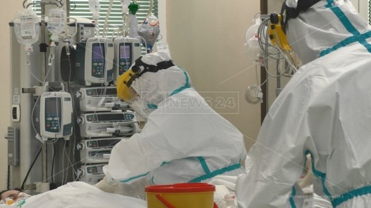 Emergenza pandemiaCovid, in Calabria in terapia intensiva solo no vax pentiti: «Dopo il ricovero si convincono a curarsi»