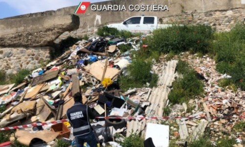 Eternit e materiale di risulta nel fiume Coriglianeto: sequestrata discarica abusiva nel Cosentino