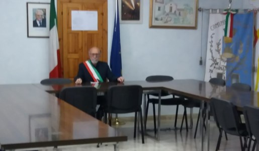 Il sindaco Francesco Silvestri durante l’occupazione della sala consiliare