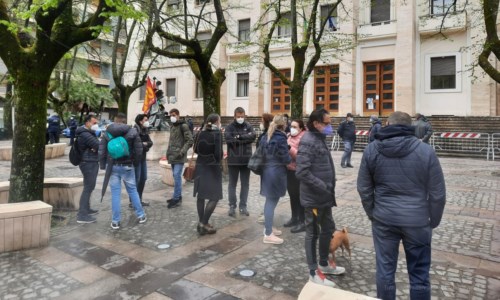 Turni insostenibili e senza indennità Covid, a Cosenza protestano gli infermieri