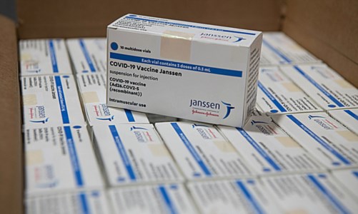 Vaccino Johnson, l'azienda: «Plausibile ruolo causale in rare trombosi»