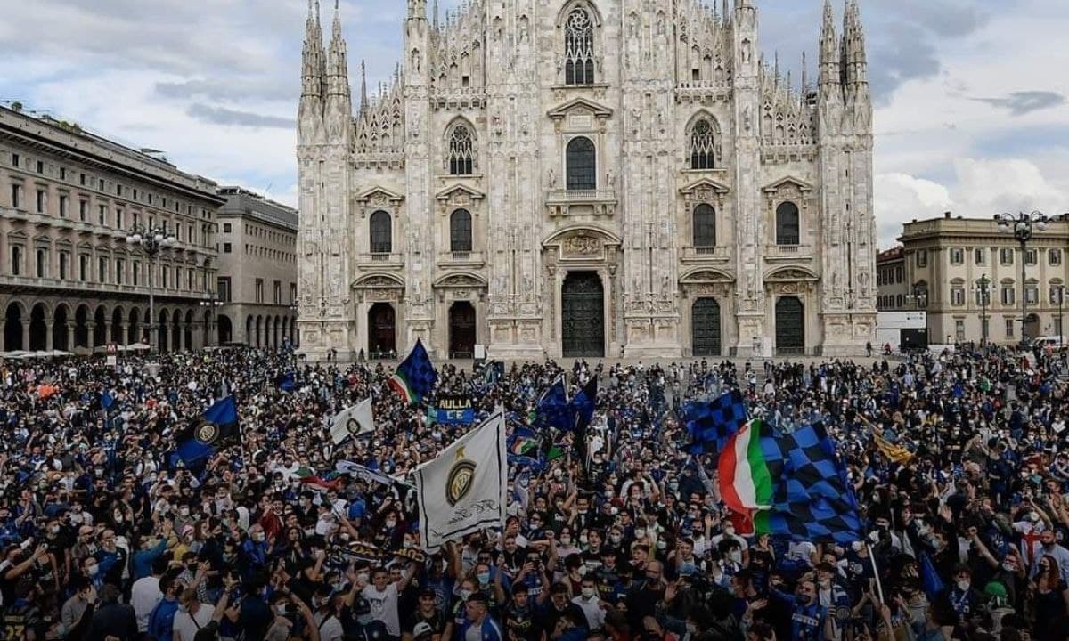La festa nerazzurra in Piazza Duomo a Milano