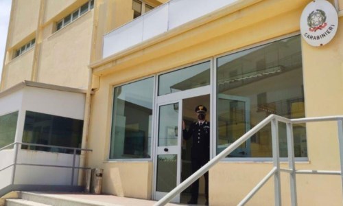 A Crotone i carabinieri aiutano gli anziani a prenotare il vaccino anti-Covid